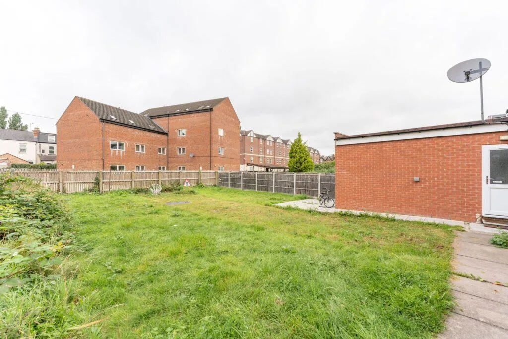 5 bedroom terraced house for rent