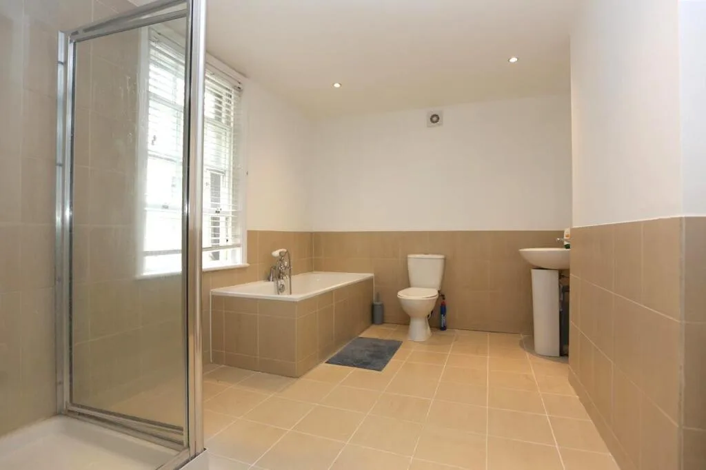 4 bedroom maisonette for rent