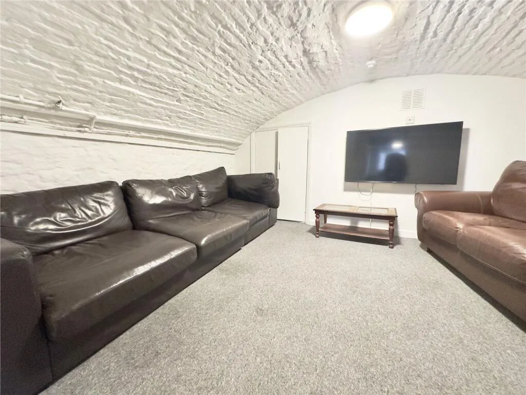 10 bedroom terraced house for rent