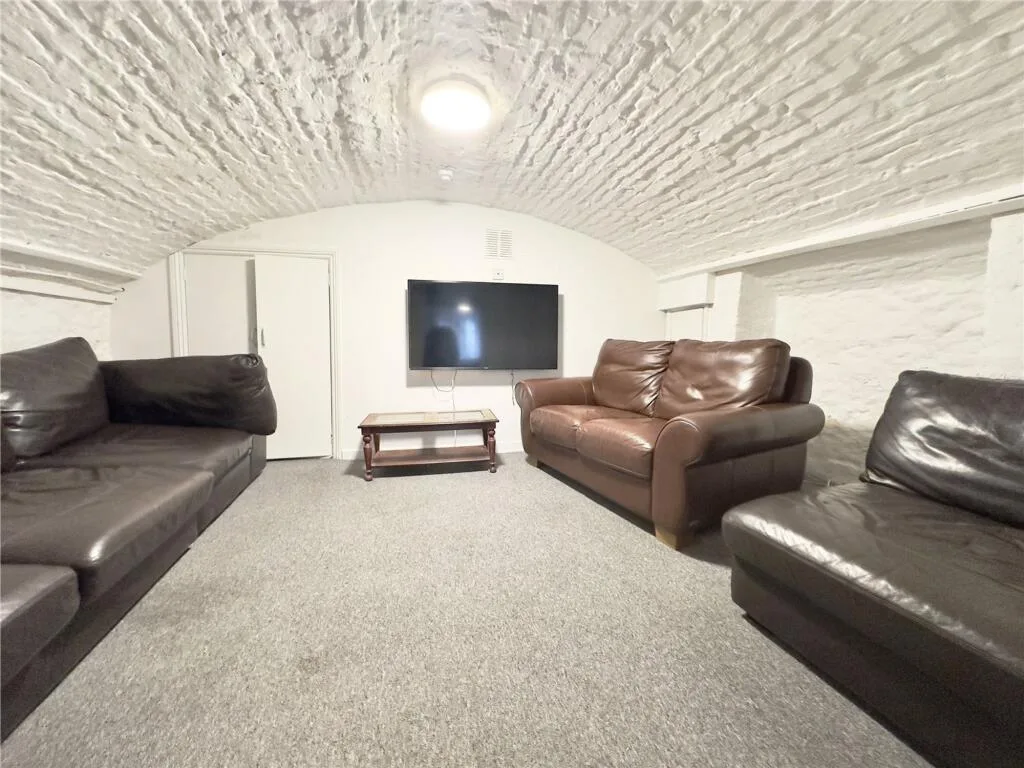 10 bedroom terraced house for rent