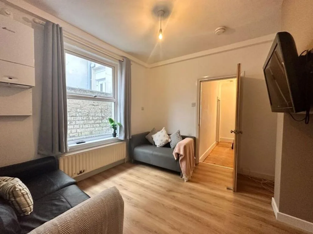 6 bedroom terraced house for rent