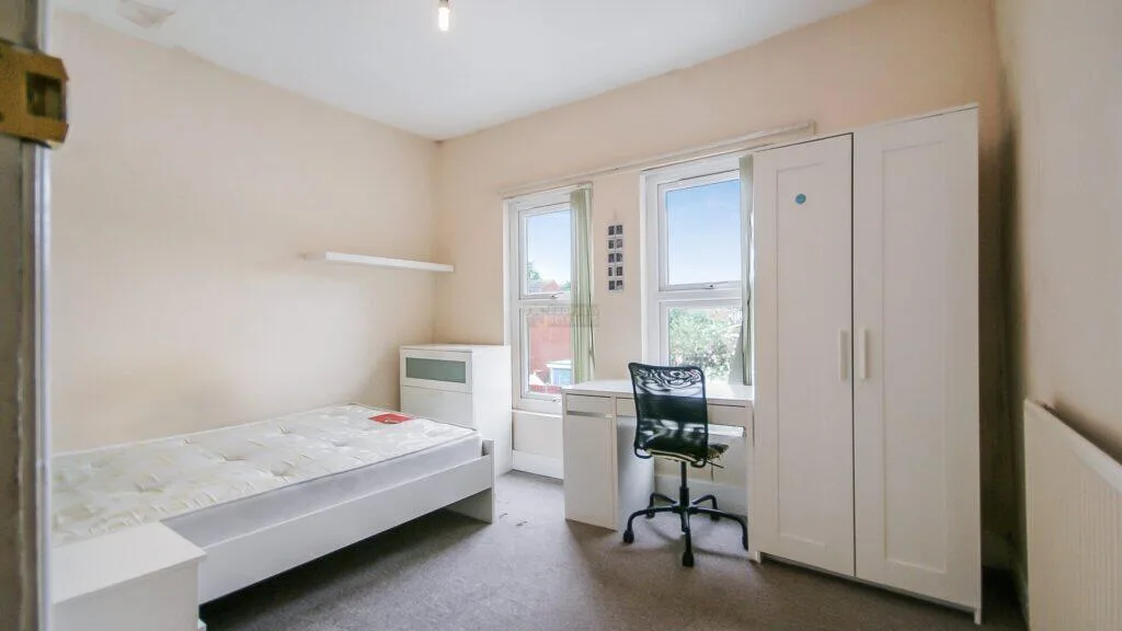 4 bedroom end of terrace house for rent