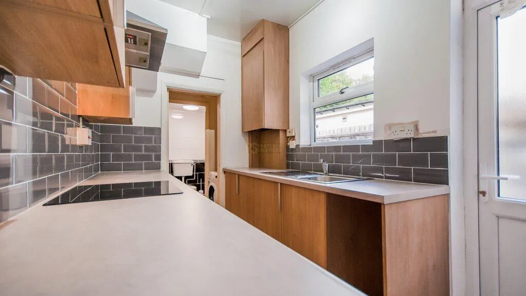 4 bedroom end of terrace house for rent