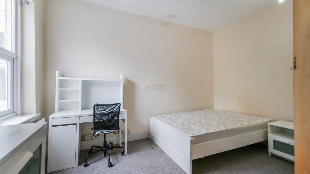 4 bedroom end of terrace house for rent