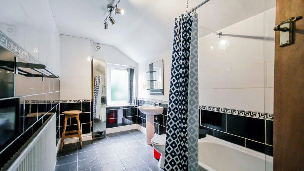 4 bedroom end of terrace house for rent