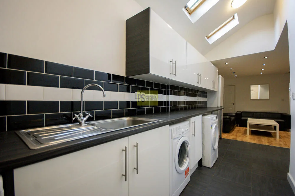 5 bedroom terraced house for rent