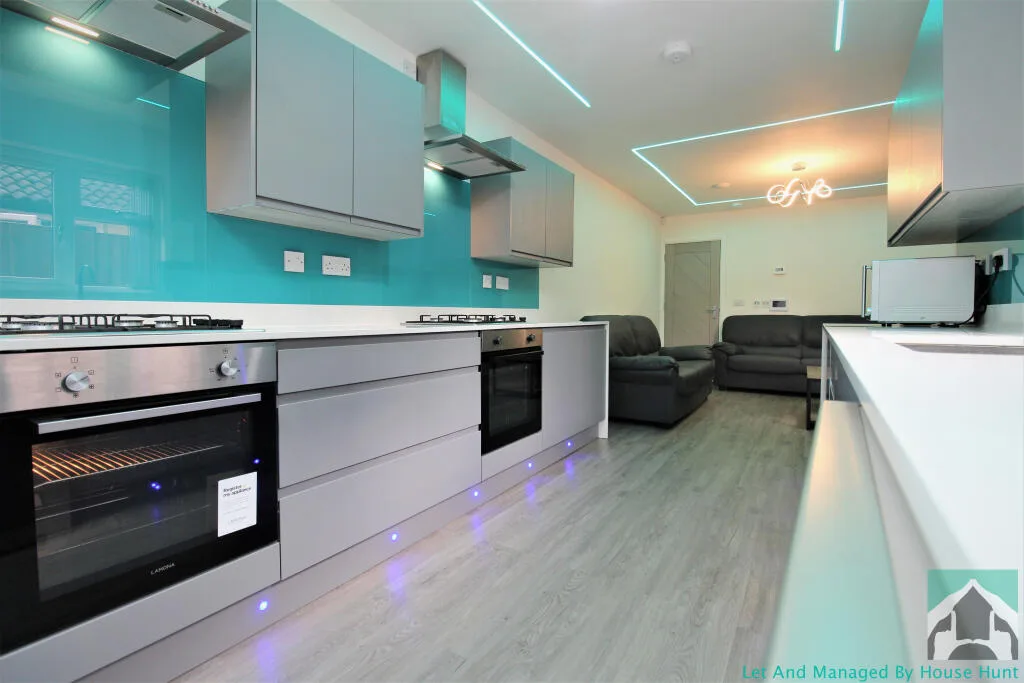 6 bedroom terraced house for rent