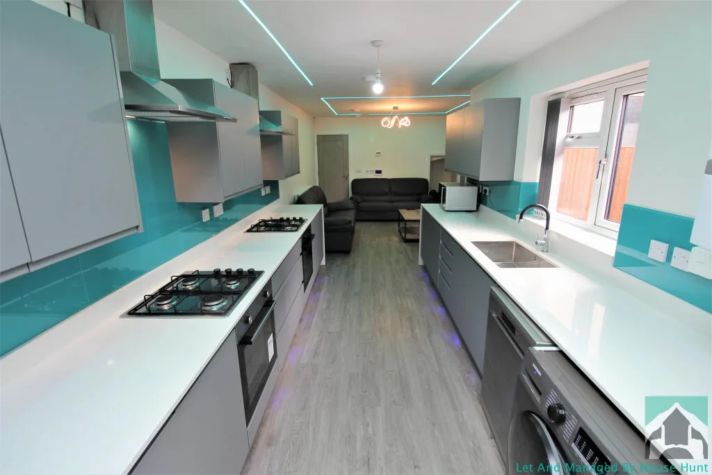6 bedroom terraced house for rent