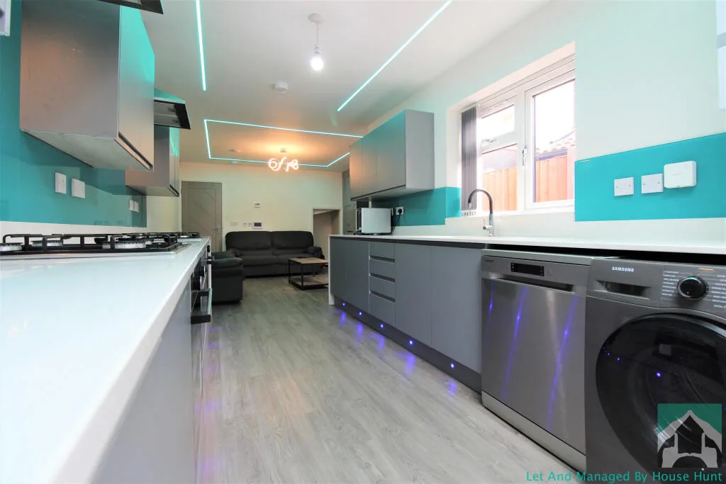 6 bedroom terraced house for rent