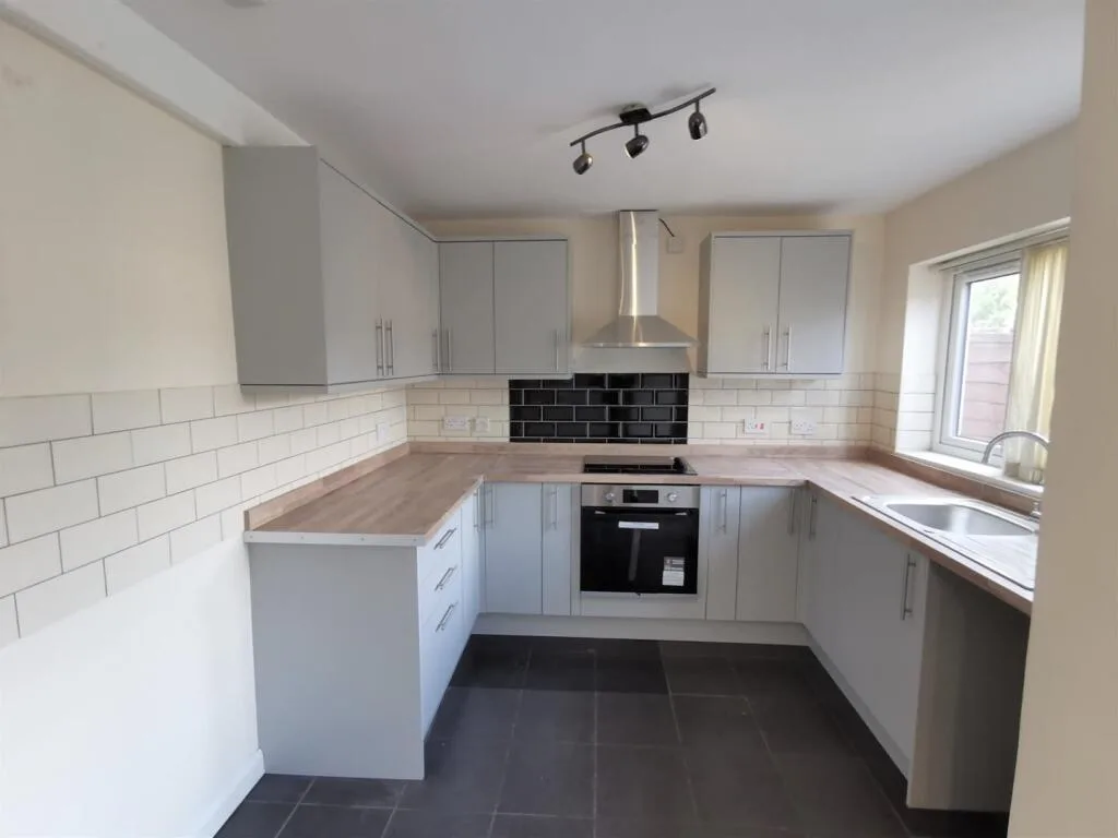 3 bedroom semi-detached house for rent