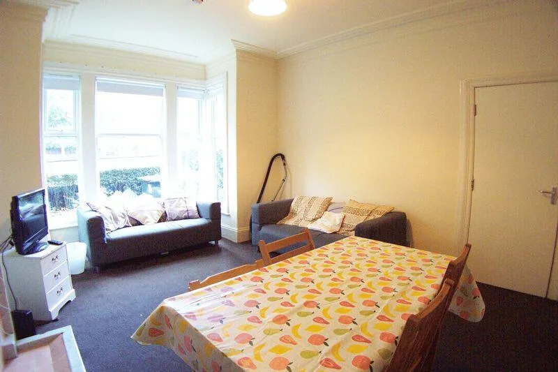 5 bedroom terraced house for rent