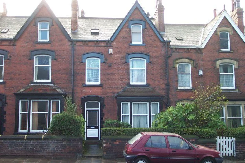 5 bedroom terraced house for rent