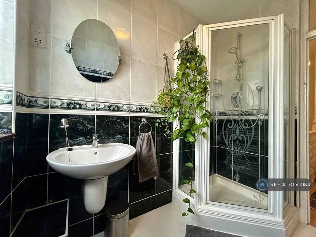 3 bedroom end of terrace house for rent