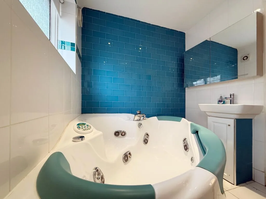 4 bedroom semi-detached house for rent