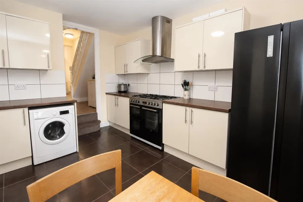 7 bedroom private hall for rent