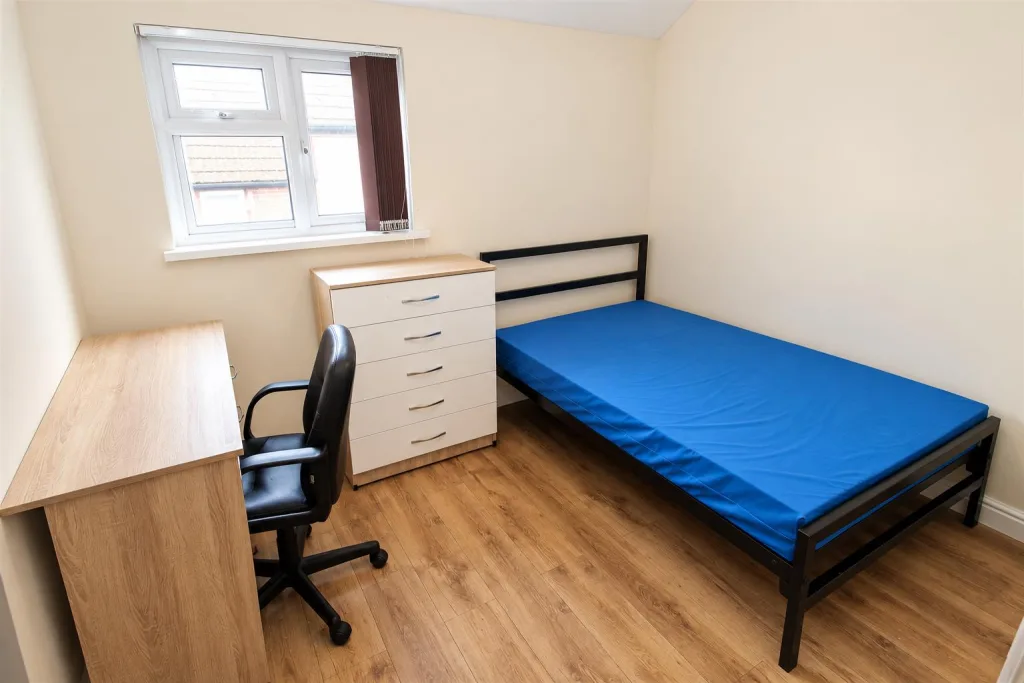 7 bedroom private hall for rent