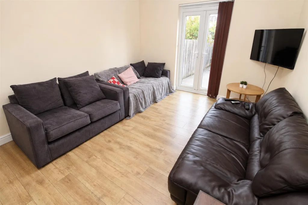 7 bedroom private hall for rent