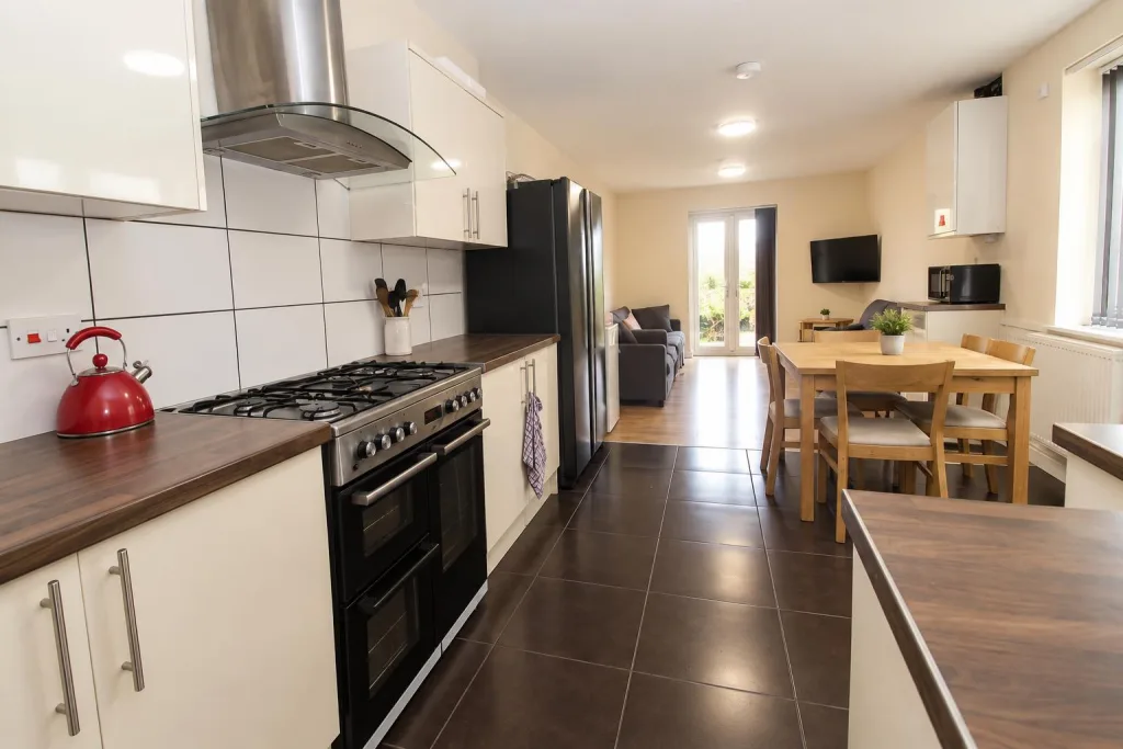 7 bedroom private hall for rent