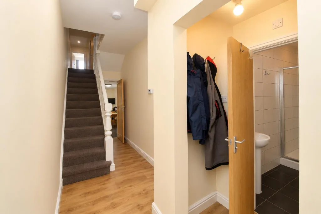 7 bedroom private hall for rent