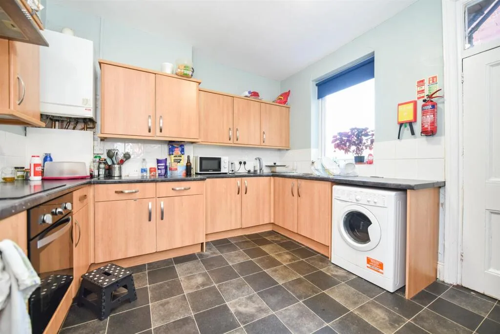 6 bedroom terraced house for rent