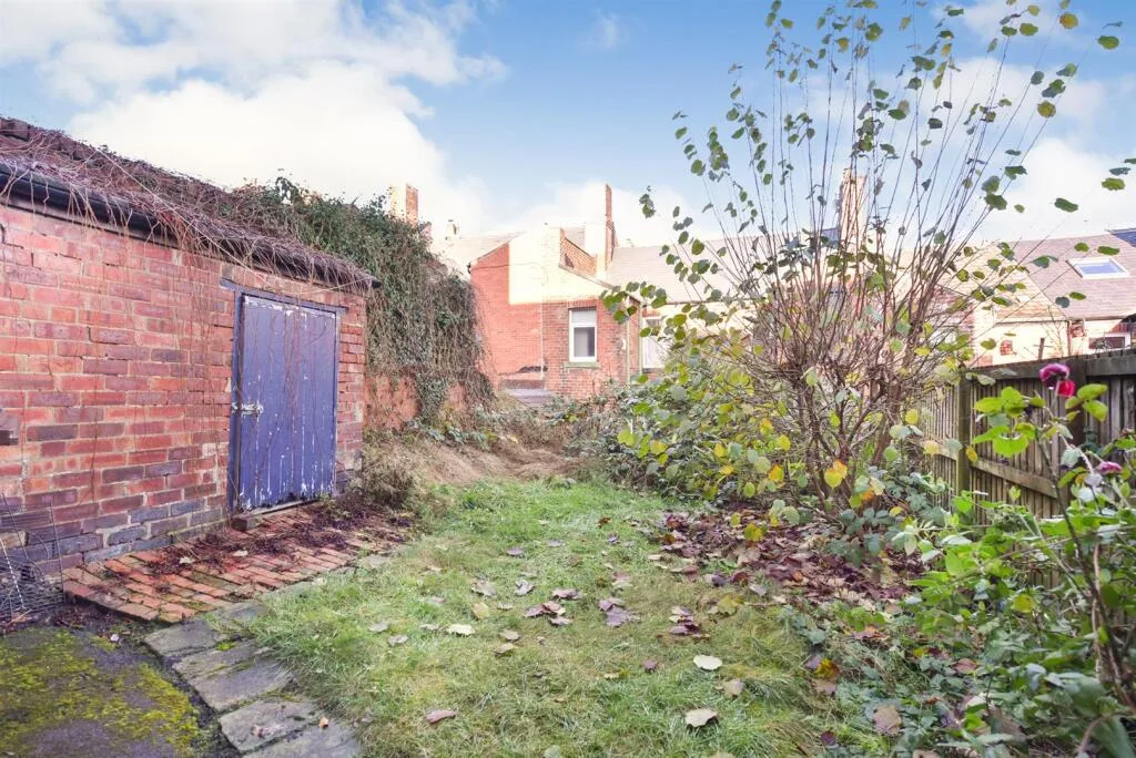 6 bedroom terraced house for rent