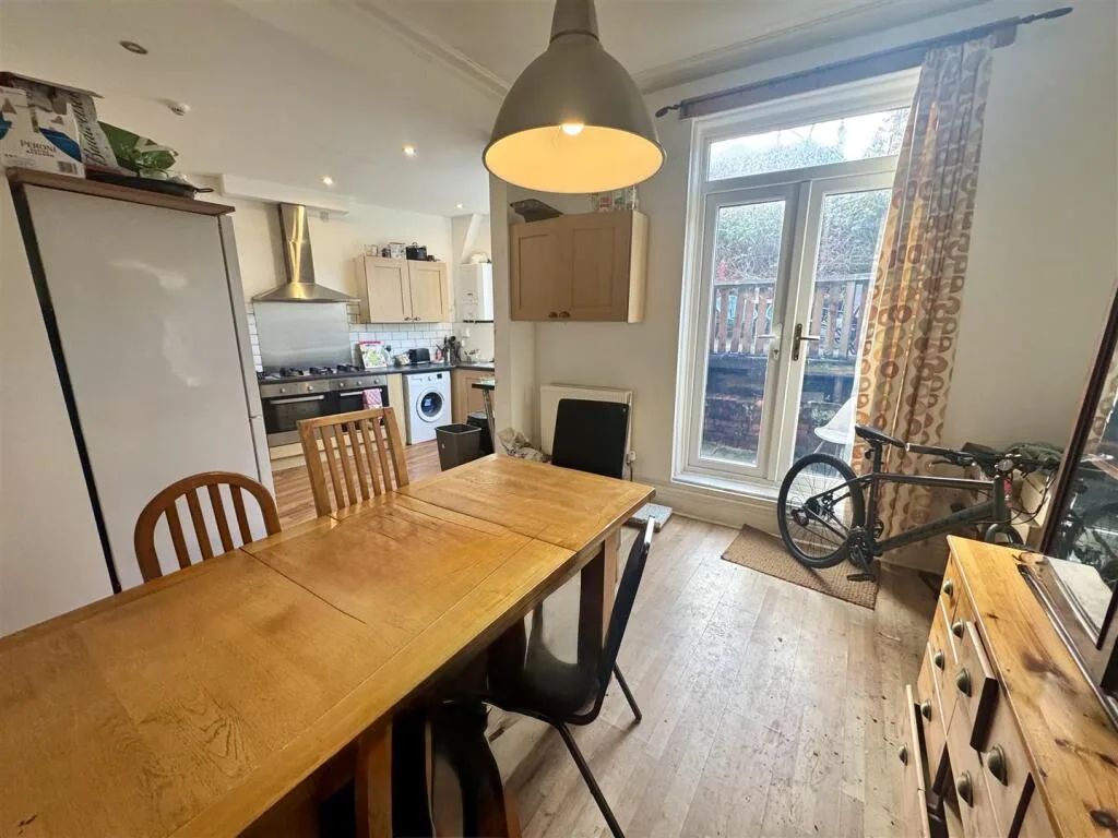 6 bedroom terraced house for rent