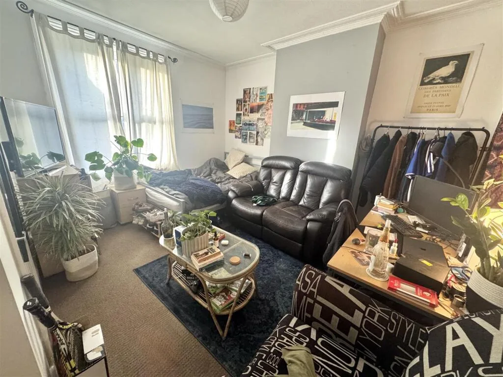 6 bedroom terraced house for rent