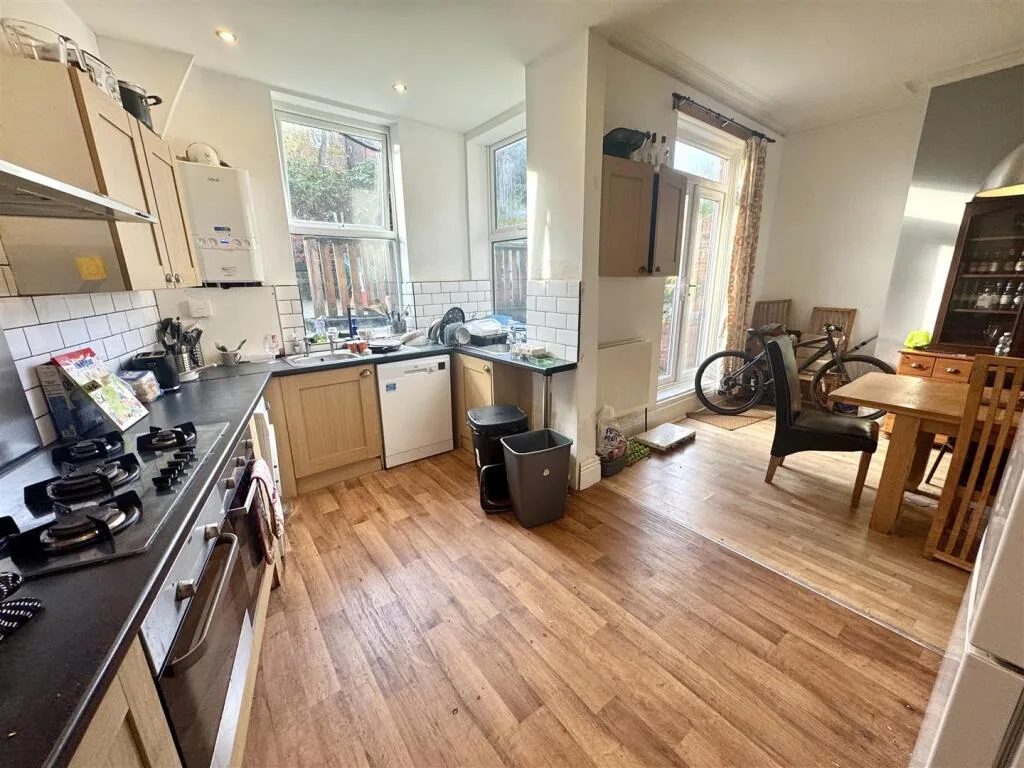6 bedroom terraced house for rent