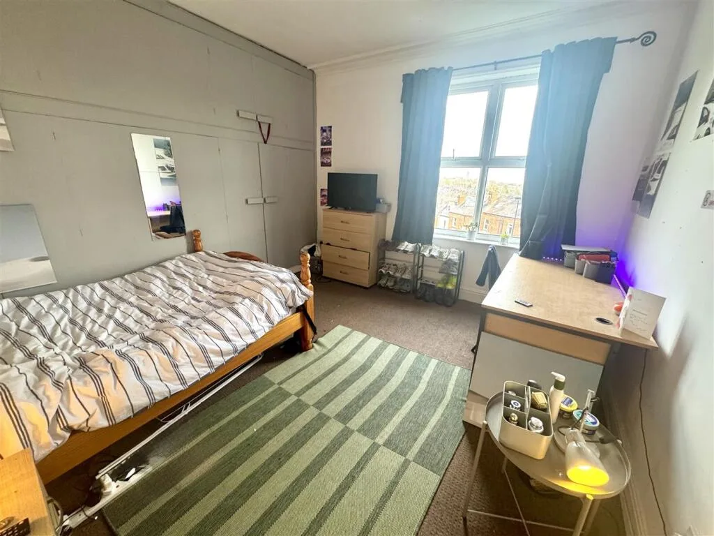 6 bedroom terraced house for rent