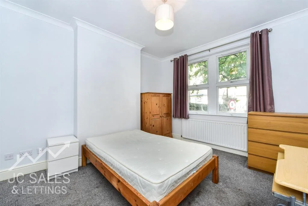 4 bedroom end of terrace house for rent