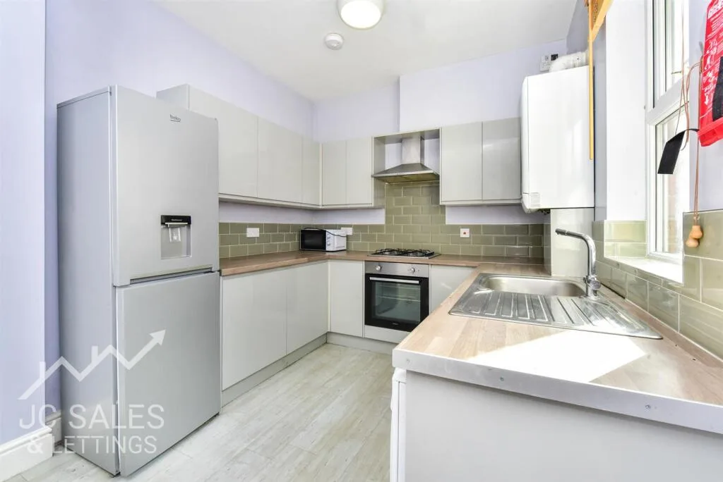4 bedroom end of terrace house for rent