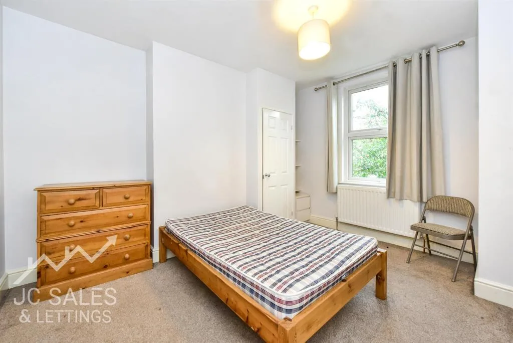 4 bedroom end of terrace house for rent
