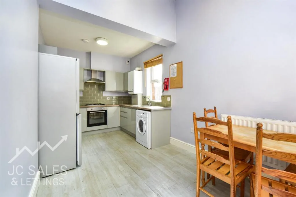 4 bedroom end of terrace house for rent