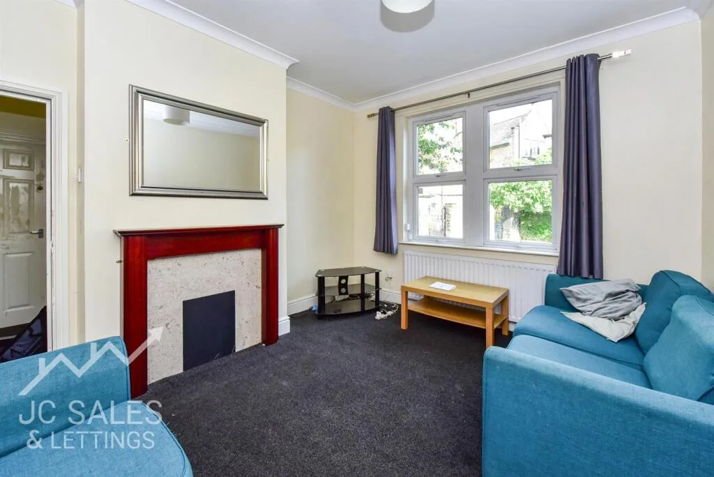 4 bedroom end of terrace house for rent