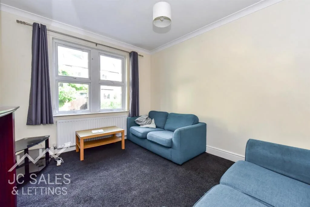 4 bedroom end of terrace house for rent