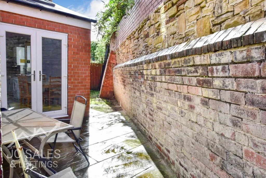 4 bedroom end of terrace house for rent