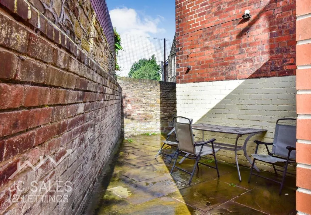 4 bedroom end of terrace house for rent