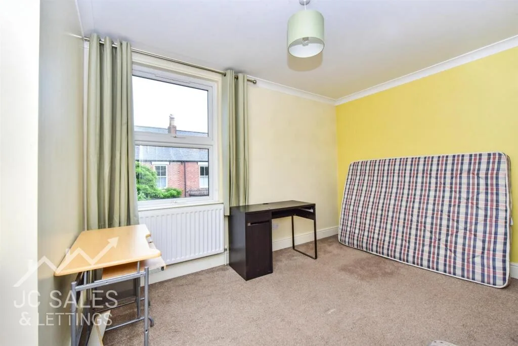 4 bedroom end of terrace house for rent