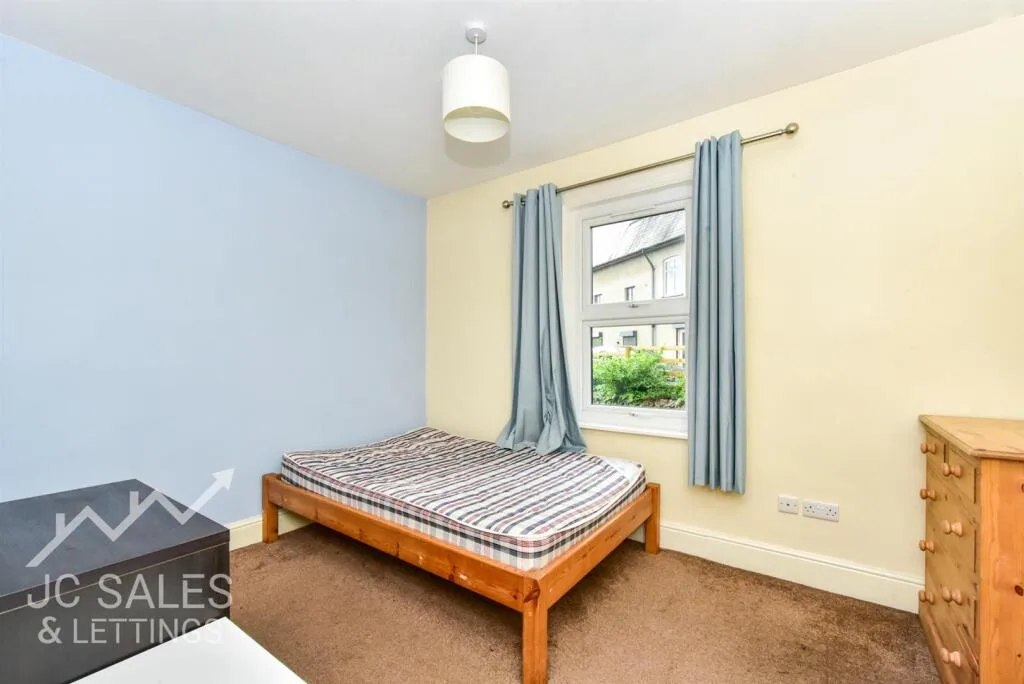 4 bedroom end of terrace house for rent