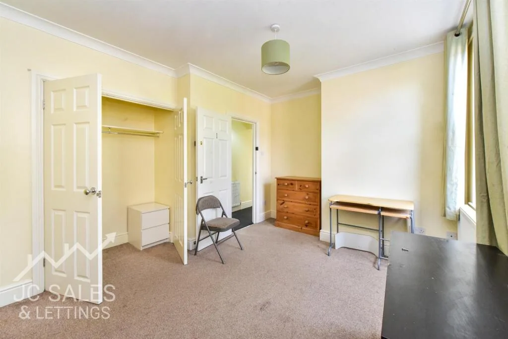 4 bedroom end of terrace house for rent