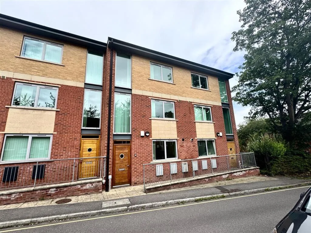 6 bedroom terraced house for rent