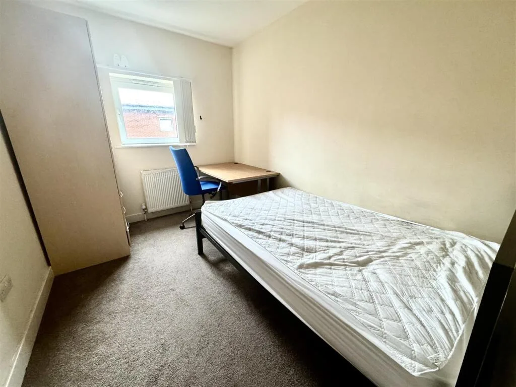 6 bedroom terraced house for rent