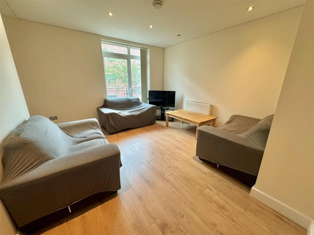 6 bedroom terraced house for rent