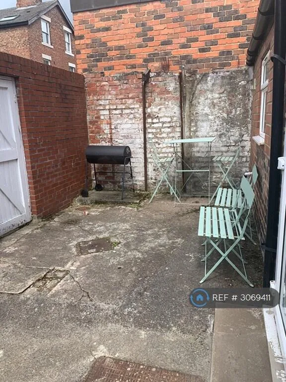 8 bedroom terraced house for rent