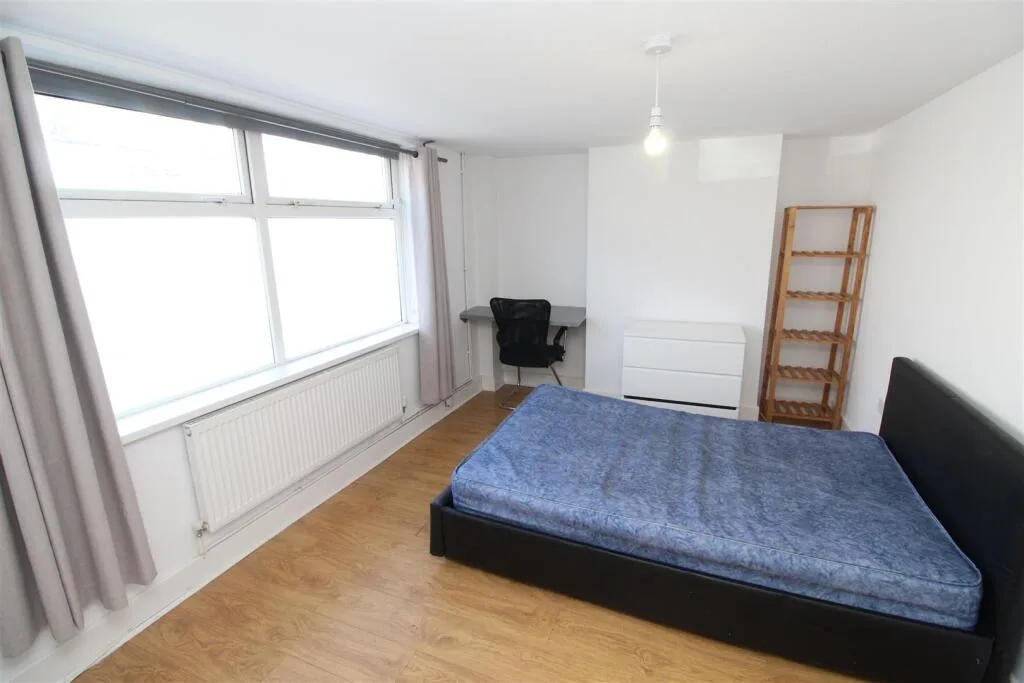 7 bedroom private hall for rent