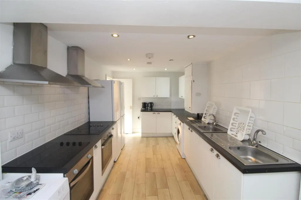 7 bedroom private hall for rent