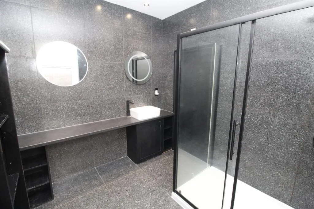 7 bedroom private hall for rent