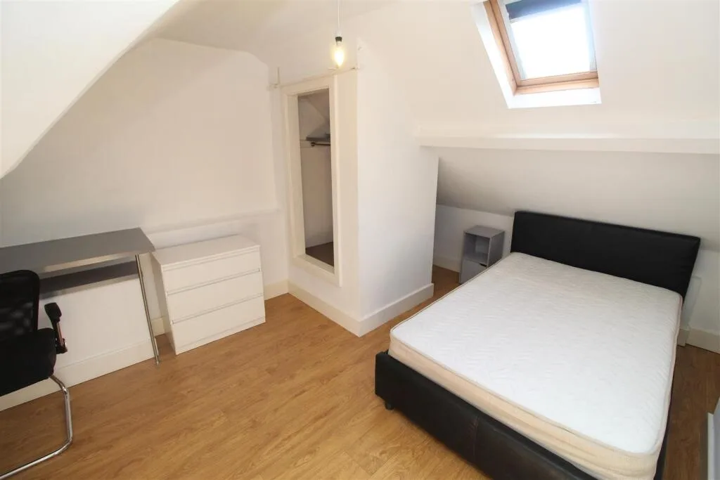 7 bedroom private hall for rent