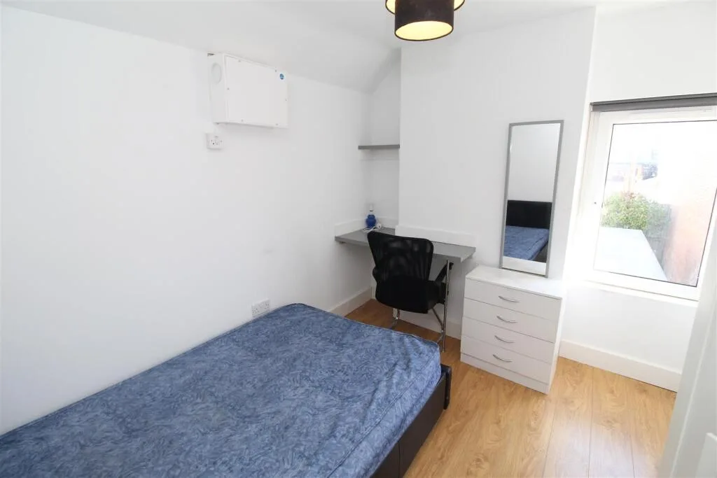 7 bedroom private hall for rent
