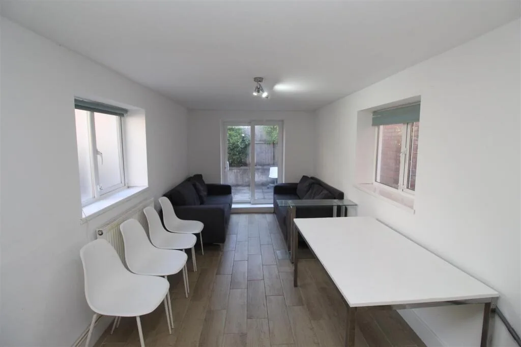 7 bedroom private hall for rent